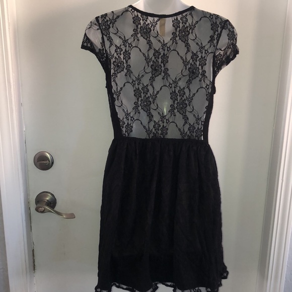 Black lace dress-zips all the way up! - Picture 4 of 8